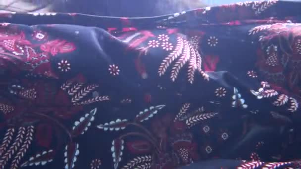 Een Kleurrijke Kimono Met Patronen Onder Water Drijvend Rond Artistiek — Stockvideo