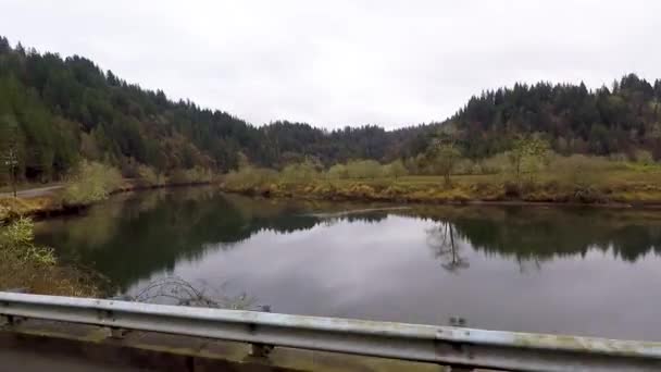 Conduciendo Junto Hermoso Río Con Montañas Cubiertas Árboles Que Reflejan — Vídeos de Stock
