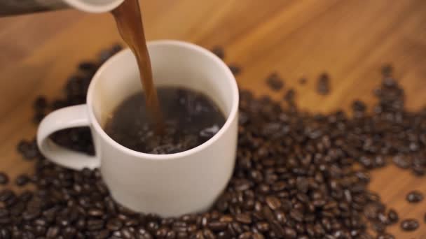 Zeitlupenkaffee Aus Der Französischen Presse Mit Kaffeebohnen Den Becher — Stockvideo