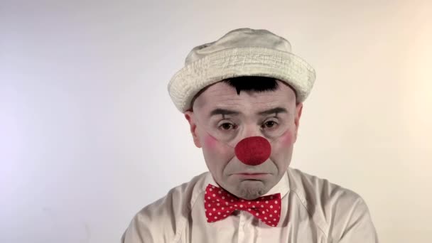 Emoji Clown 一个悲伤的哑剧小丑慢慢地哭了一大滴眼泪 闭路弹丸尺寸 — 图库视频影像