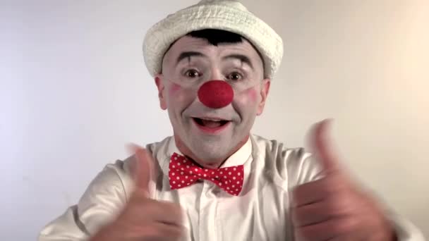 Emoji Clown Ein Clown Pantomime Jubelt Und Streckt Zwei Daumen — Stockvideo