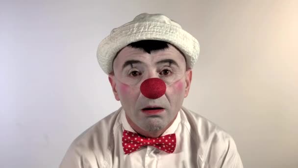 Payaso Emoji Mimo Payaso Decepcionado Sacude Cabeza Cubre Sus Ojos — Vídeo de stock