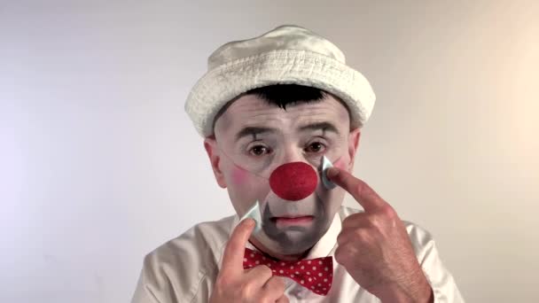 Emoji Clown 一个悲伤的哑剧小丑 泪流满面 慢吞吞地流下脸颊 痛不欲生 闭路弹丸尺寸 — 图库视频影像