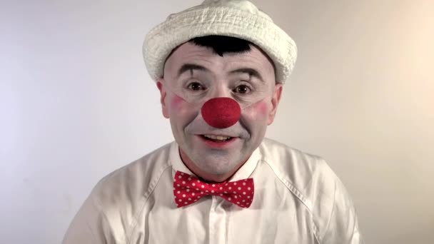 Emoji Clown 小丑哑口无言 但后来对他所看到的感到失望 闭路弹丸尺寸 — 图库视频影像