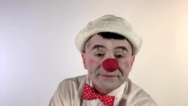 Emoji Clown Sleeping Face Sleepy Mime Clown Closing His Eyes — Stock Video