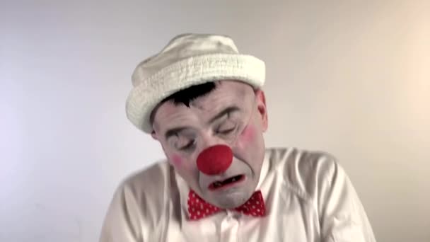 Emoji Clown Plačící Tvář Smutný Klaun Velkou Slzou Stékající Jednoho — Stock video
