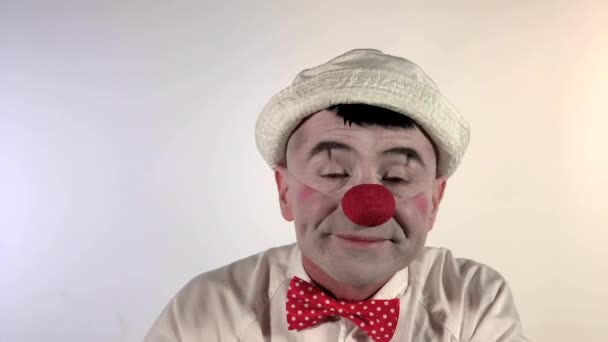 Emoji Clown Sovande Ansikte Sömnig Mimare Blundar Grund Sömnen Närbild — Stockvideo