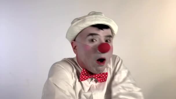 Emoji Clown Ein Pantomime Clown Ist Überrascht Und Lehnt Sieht — Stockvideo