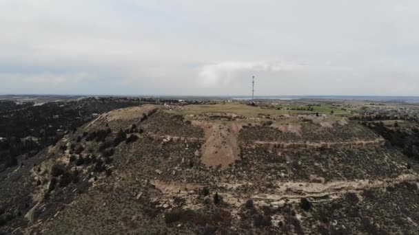 Sebuah Pan Terbalik Dari Butte Tinggi — Stok Video