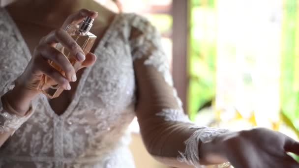 Menyasszony Lány Csuklóját Permetezési Parfüm — Stock videók