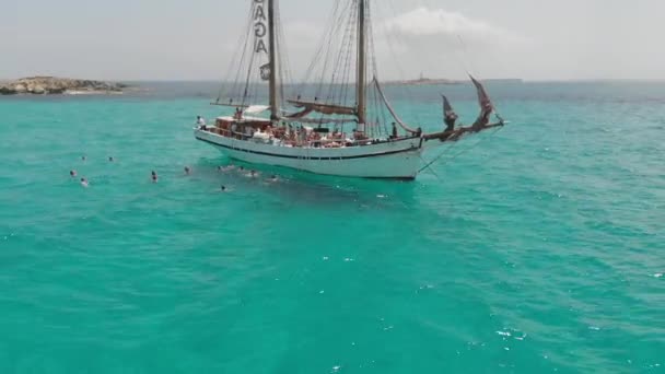 Drone Disparou Torno Barco Meio Mar Ibiza — Vídeo de Stock