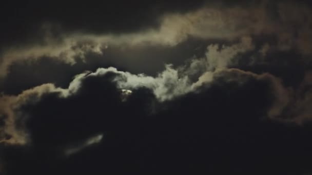 Księżyc Wschodzący Pośród Chmur — Wideo stockowe