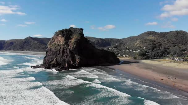 Pesawat Drone Terbang Atas Pantai Piha Auckland Selandia Baru — Stok Video