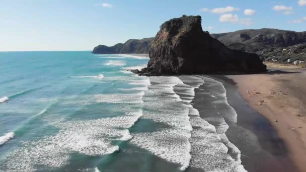 Vuelo Con Drones Sobre Piha Beach Auckland Nueva Zelanda — Vídeos de Stock