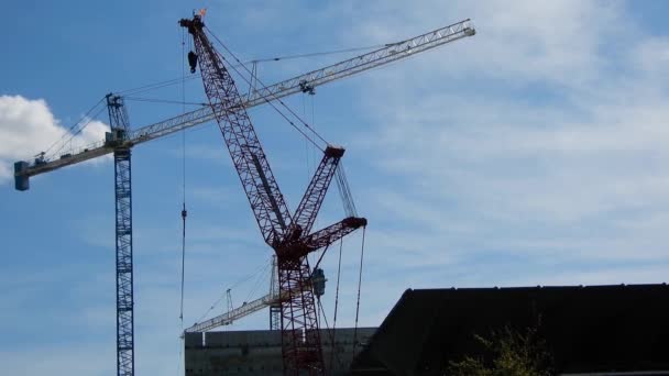 Byggkran Upptagen Byggarbetsplats Ett Stadsområde Centrum — Stockvideo