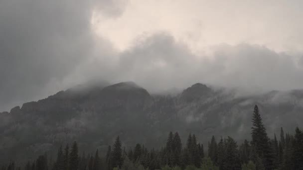Временной Промежуток Темных Грозовых Облаков Катящихся Через Горы — стоковое видео