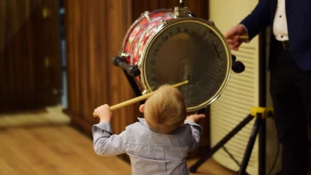 Junge Kinder Mit Autismus Erkrankung Machen Schlagzeuger Performance Und Geben — Stockvideo
