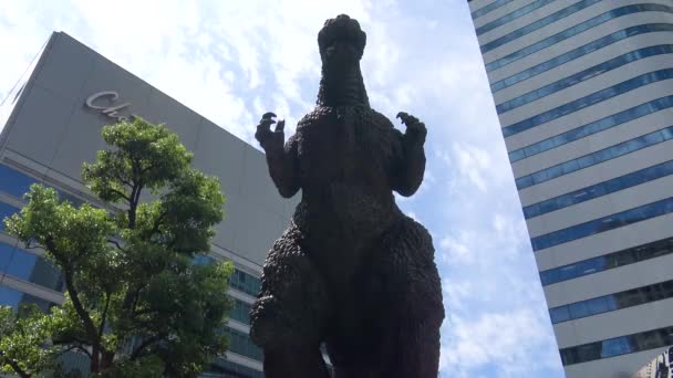 时间流逝 海比亚哥斯拉广场中央的哥斯拉放射性怪物雕像 — 图库视频影像