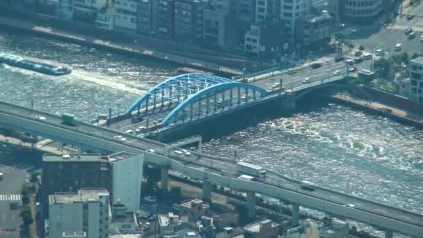 スカイツリータワーから橋の下を渡る東京川とフェリーの空中風景 — ストック動画