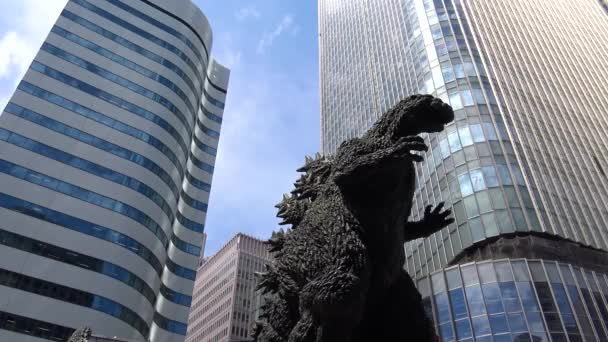Posąg Radioaktywnego Potwora Godzilli Środku Placu Hibiya Godzilla — Wideo stockowe
