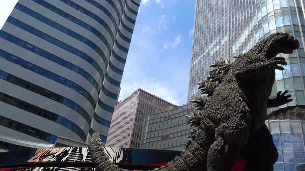 Hibiya Godzilla广场中央的Godzilla放射性怪物雕像 — 图库视频影像