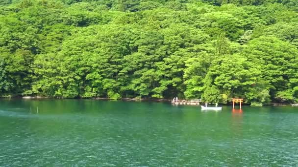 Vista Della Tradizionale Nave Giapponese Nel Lago Ashi Con Santuario — Video Stock