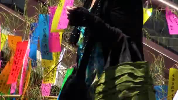 特写镜头下 人们把愿望绑在纸上 贴在佐治寺的一棵树上 — 图库视频影像