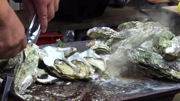 人在烤架上放牡蛎 — 图库视频影像
