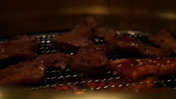Fleisch Kochen Auf Einem Koreanischen Grill — Stockvideo