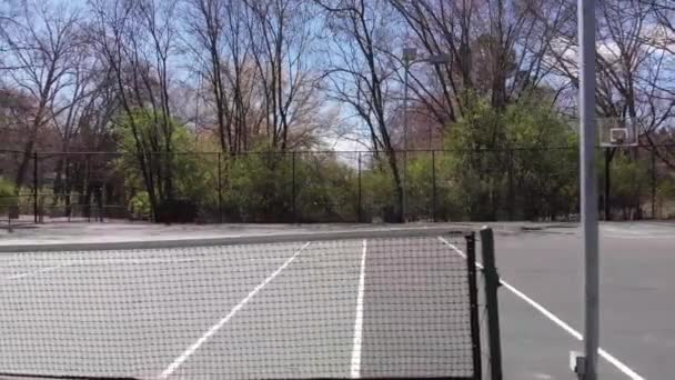 Tenis Kortundaki Görüntüleri Tenis Sahasına Paralel Uçuyor — Stok video
