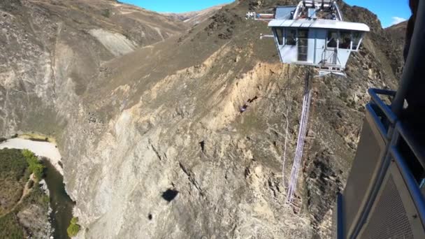 Watching Bungy Jumper Jump Cable Car Nevis Bungy Jump Queenstown — Stock Video