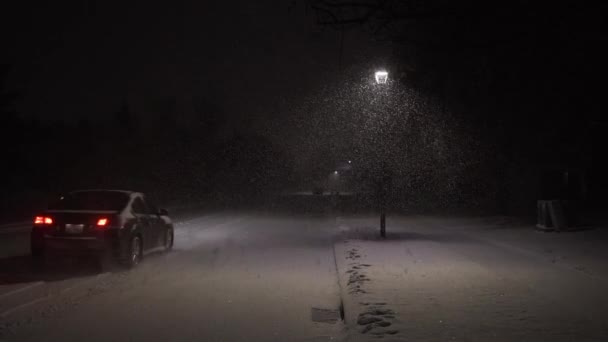 一辆汽车在暴风雪中行驶 — 图库视频影像