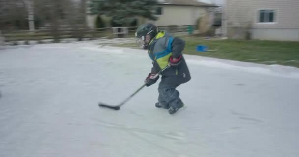 Детское Хоккейное Катание Показывает Свои Движения — стоковое видео