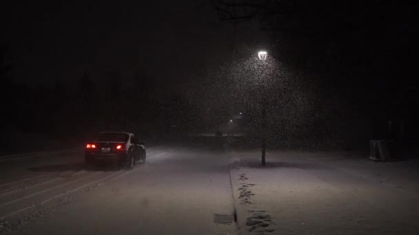 Een Auto Rijdt Door Een Zware Sneeuwstorm Slow Motion — Stockvideo