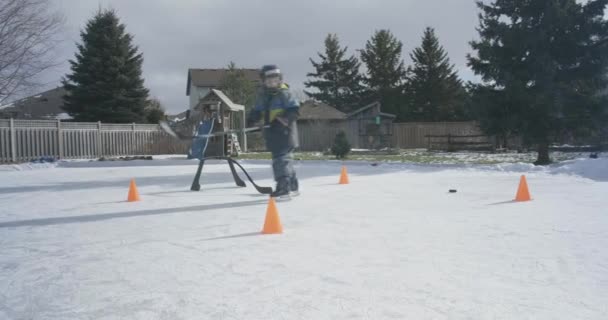 Hockey Niño Patio Trasero Pista Haciendo Más Taladros — Vídeos de Stock