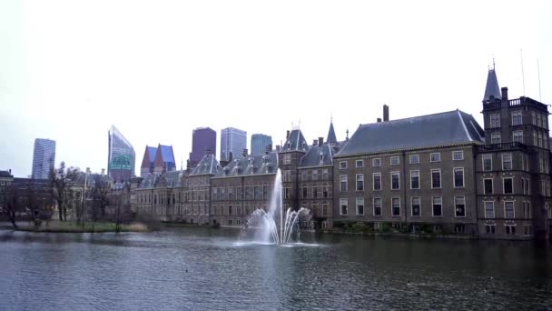 Vista Casa Binnenhof Parlamento Lago Hofvijver Com Arranha Céus Fundo — Vídeo de Stock