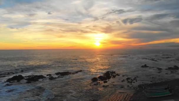 Tramonto Drammatico Lungo Una Costa Frastagliata — Video Stock