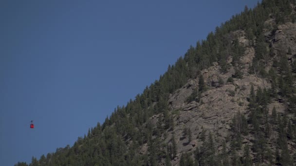 Gondel Fährt Bergstadt Auf Den Berg — Stockvideo