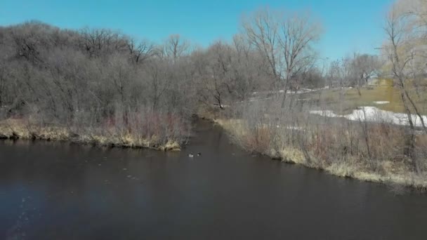 Воздушный Дрон Видео Озера Сьюзен Chanhassen Миннесота Масштабируется Раскрытия Ледяной — стоковое видео