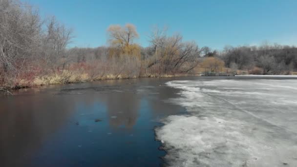 Aerial Drone Wideo Jeziora Susan Chanhassen Minnesota Latające Wzdłuż Topniejącej — Wideo stockowe