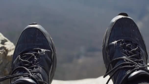 Человек Свисает Ногами Скалы Часовне Красивом Месте — стоковое видео
