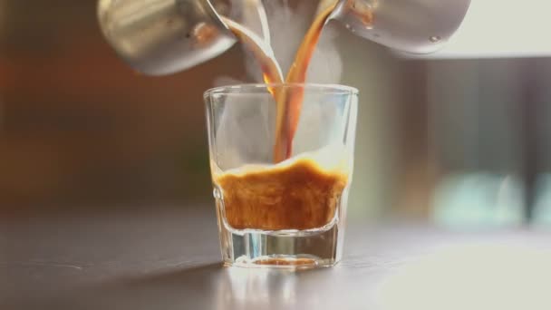 Espresso Skott Hälls Glas Med Ånga — Stockvideo