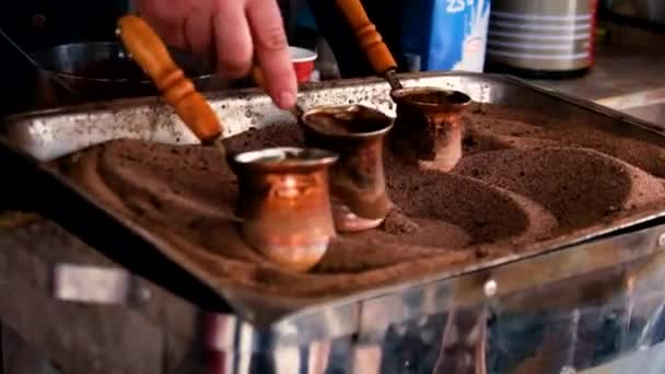 Τουρκικός Καφές Παρασκευασμένος Ζεστή Άμμο Χρήση Χάλκινων Σκευών Κοντινό Πλάνο — Αρχείο Βίντεο