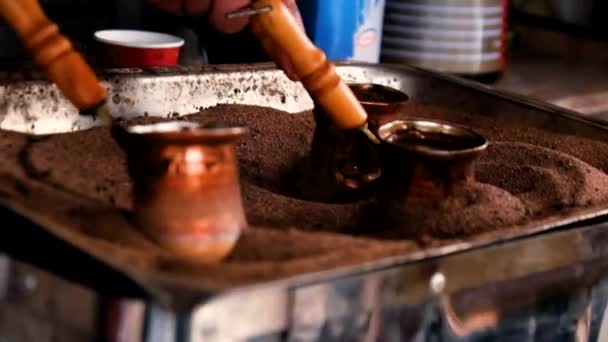 Προετοιμασία Τουρκικού Καφέ Χάλκινη Κουτάλα Καυτή Άμμο Στη Γεωργία — Αρχείο Βίντεο