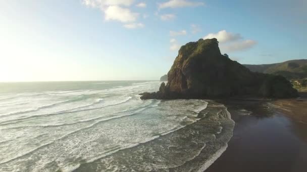 Lion Rock Piha Nın Havadan Geniş Açısı Dalgaların Kıyı Şeridine — Stok video