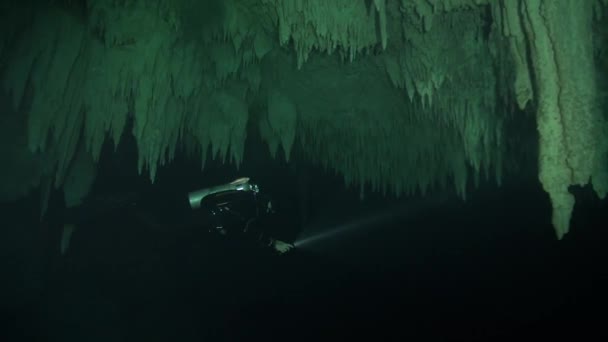 Dalgıç Mağara Tavanını Araştırıyor — Stok video