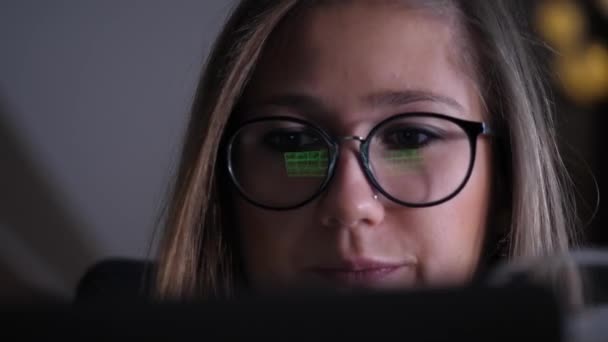 Twarz Młodej Kobiety Ekranem Komputera Przewija Obrazy Odbija Się Okularach — Wideo stockowe