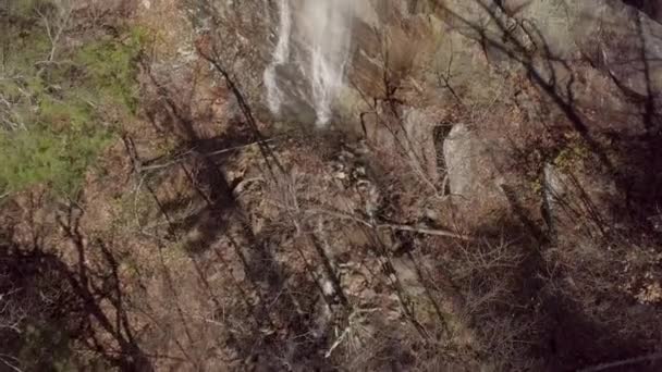 バーモント州の滝を渡るドローン — ストック動画