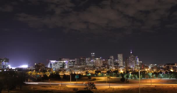 Upływ Czasu Denver Skyline Nocy Lekkich Smug Samochodów — Wideo stockowe