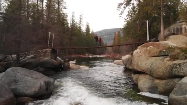 Colpo Aereo Che Volava Lungo Fiume Verso Una Madre Figlio — Video Stock